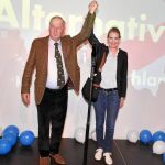 Los cocandidatos de AfD, Alexander Gauland y Alicie Weidel, celebran con sus seguidores su triunfo como tercera fuerza en las elecciones de ayer
