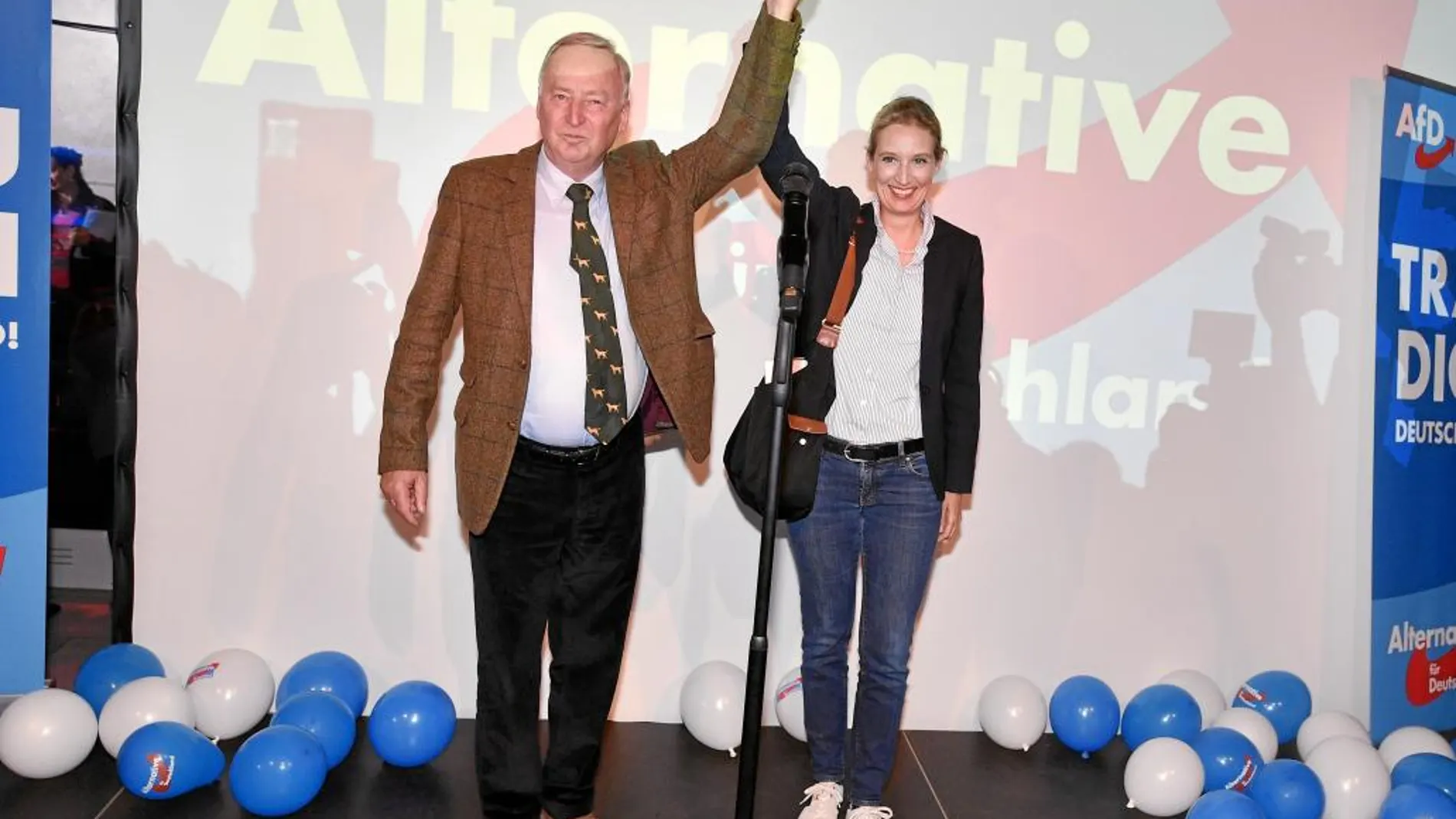 Los cocandidatos de AfD, Alexander Gauland y Alicie Weidel, celebran con sus seguidores su triunfo como tercera fuerza en las elecciones de ayer