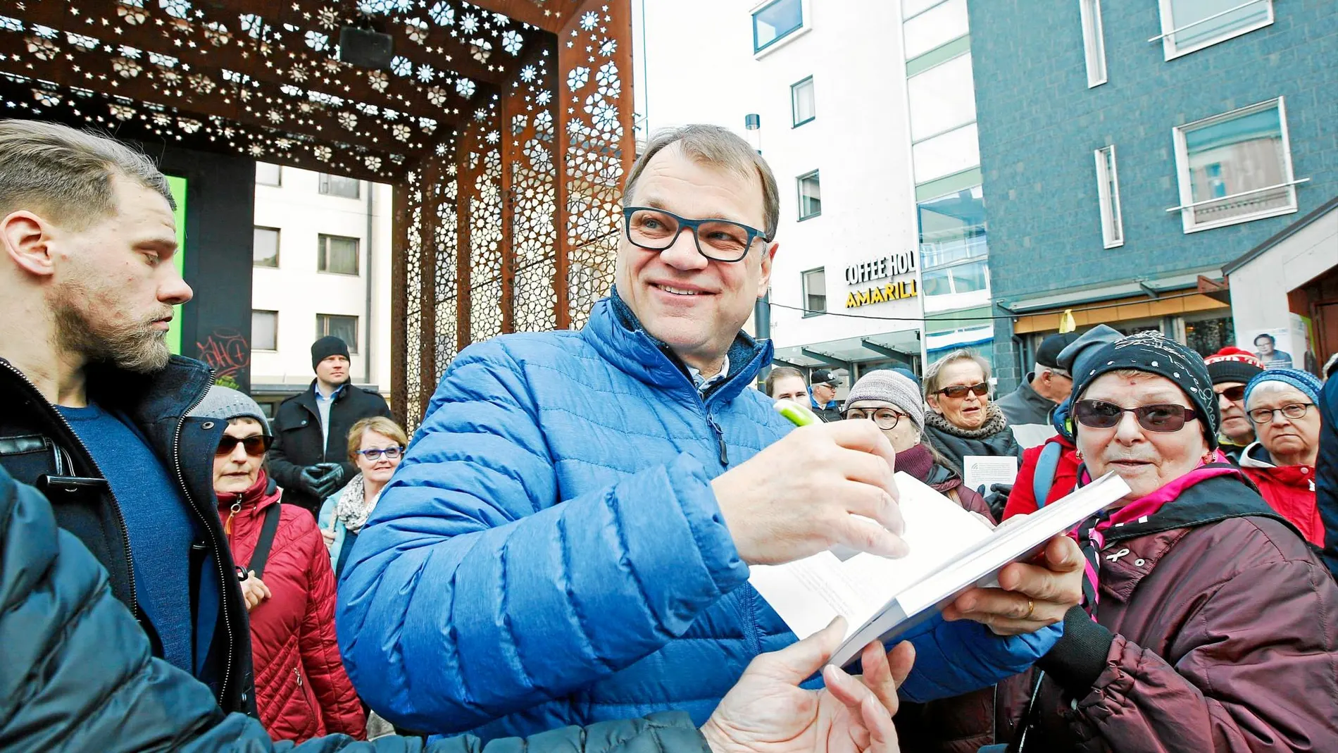 El ex primer ministro finlandés Juha Sipila, haciendo campaña en la calle en 2019