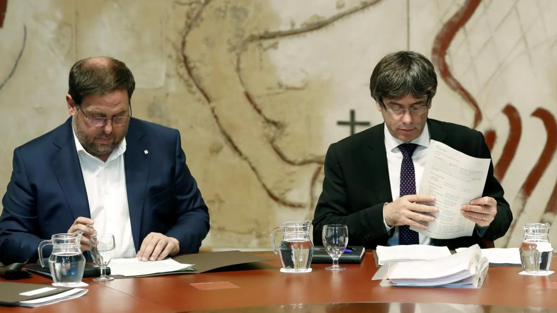 El presidente de la Generalitat, Carles Puigdemont, y su vicepresidente, Oriol Junqueras, durante la reunión semanal del gobierno catalán