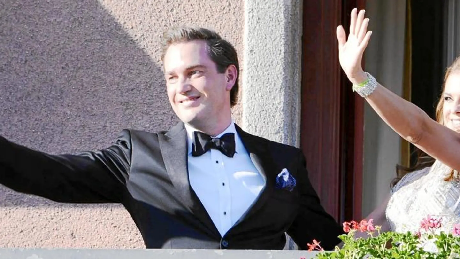 La princesa Magdalena de Suecia y su prometido, Christopher Paul O'Neill, saludan, ayer desde un balcón del Grand Hotel de Estocolmo