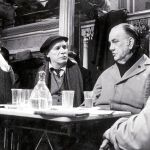 Camilo José Cela (segundo por la derecha) en «La colmena», de Mario Camus (1982)
