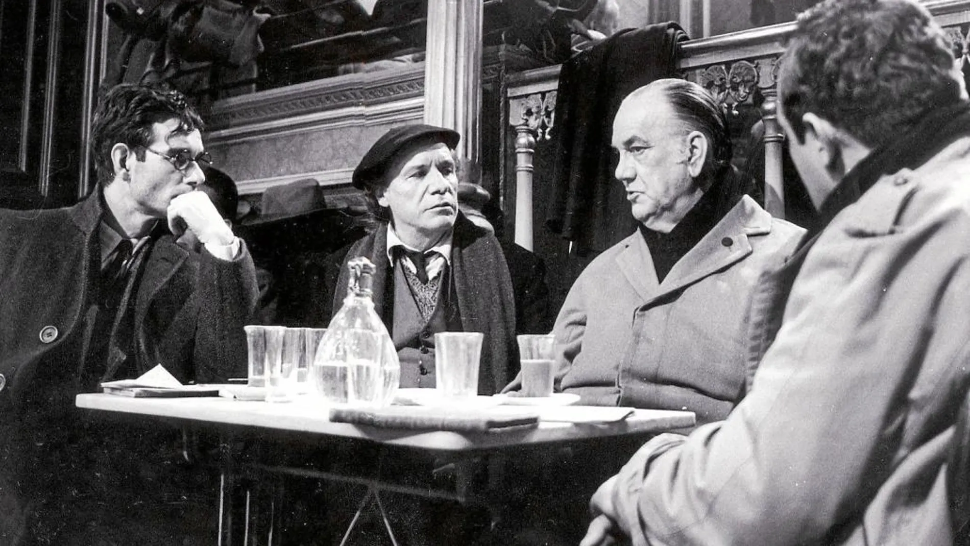Camilo José Cela (segundo por la derecha) en «La colmena», de Mario Camus (1982)
