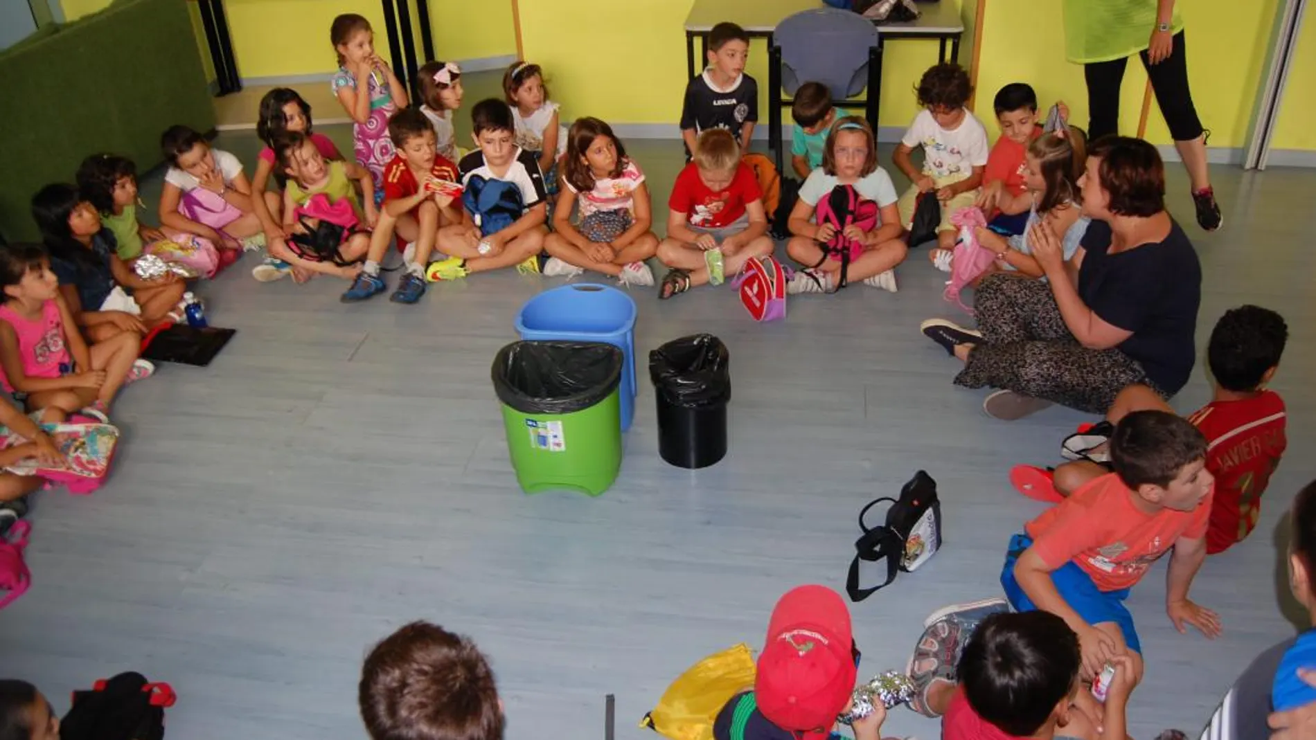 La concejal de Servicios Sociales, Ana Alegre, participa en una actividad con niños sorianos en el Centro de Ocio y tiempo libre La Peonza