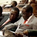 Foto de archivo del presidente de Zimbabue, Robert Mugabe (dcha), y del vicepresidente del país, Emmerson Mnangagwa, mientras ojean una copia de los presupuestos generales del país para 2017 en el Parlamento, en Harare (Zimbabue) el 8 de diciembre de 2016