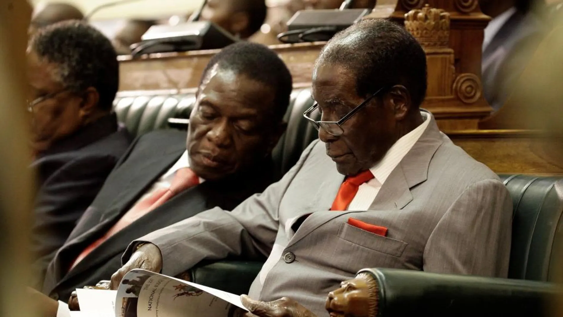 Foto de archivo del presidente de Zimbabue, Robert Mugabe (dcha), y del vicepresidente del país, Emmerson Mnangagwa, mientras ojean una copia de los presupuestos generales del país para 2017 en el Parlamento, en Harare (Zimbabue) el 8 de diciembre de 2016