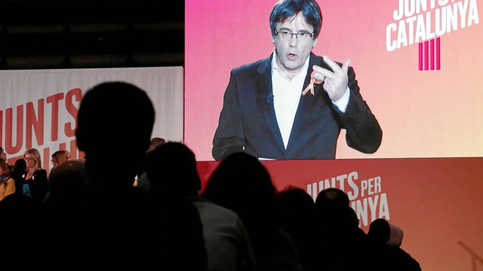 Imagen de uno de los actos de campaña de Puigdemont, interviniendo por videoconferencia.
