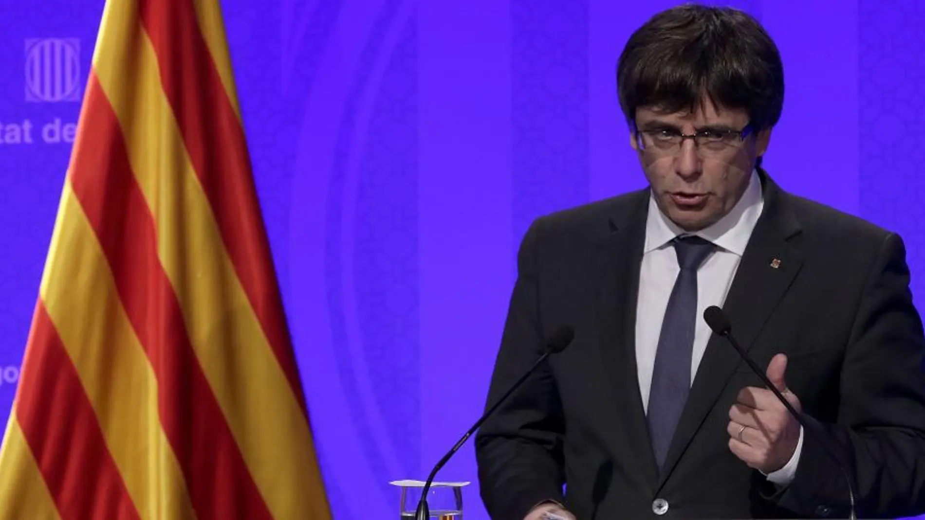 El presidente de la Generalitat, Carles Puigdemont, durante la rueda de prensa en la que ha pedido establecer una "mediación internacional".