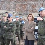 La ministra de Defensa, María Dolores de Cospedal, en su segundo día de visita a las tropas desplegadas en la misión de la ONU en Líbano