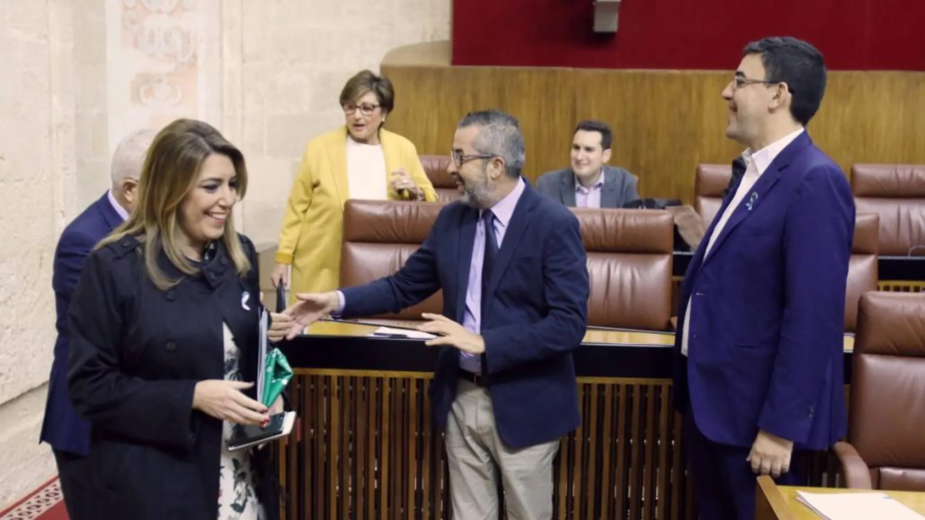 Susana Díaz, junto a miembros del PSOE, durante el debate de ayer