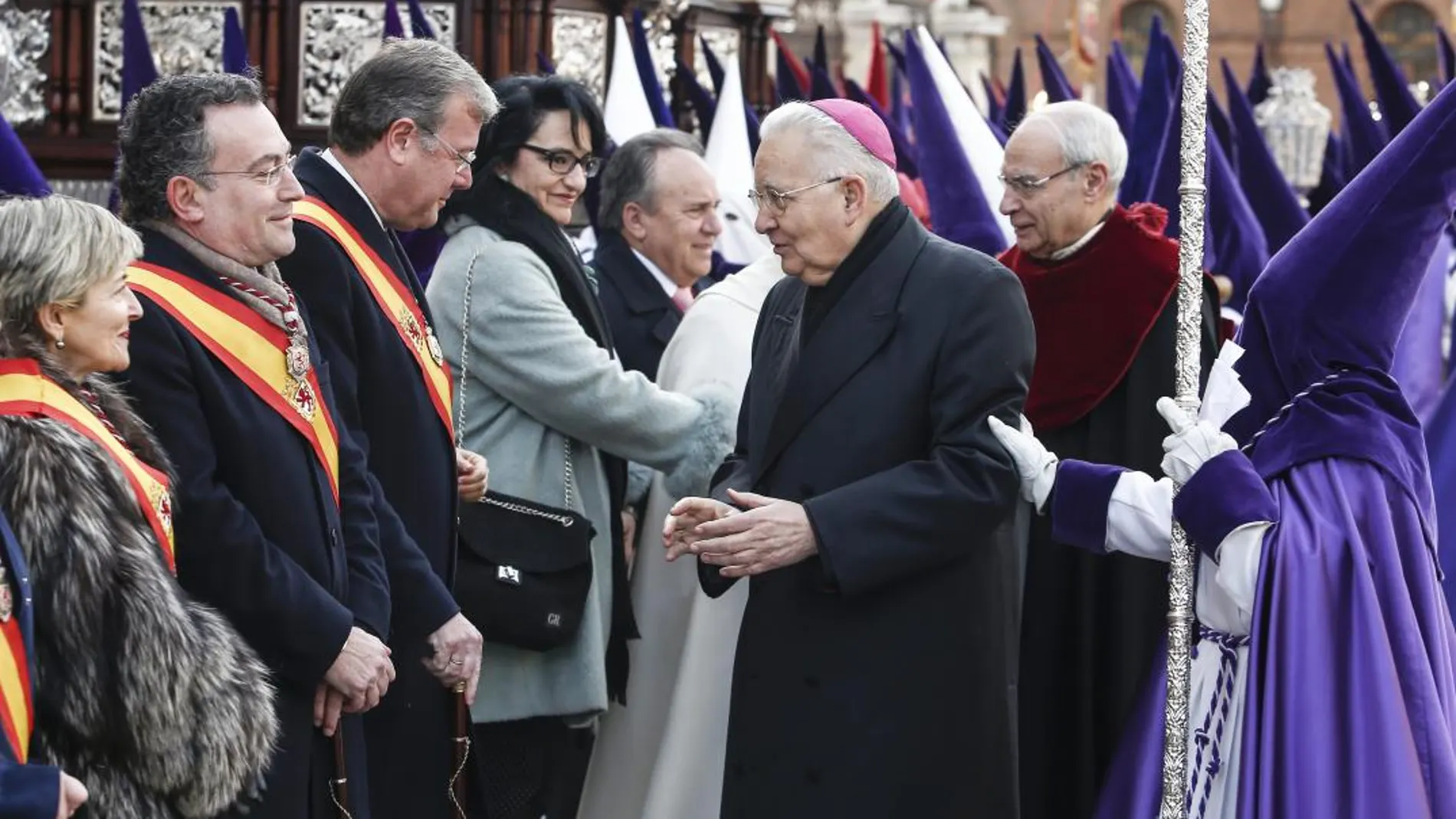 El obispo de León, Julián López, saluda al alcalde de la capital, Antonio Silván en el Acto del Encuentro del Domingo de Resurrección