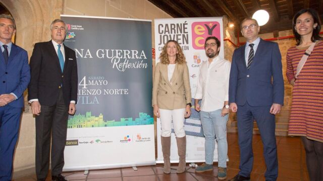 La consejera de Familia e Igualdad de Oportunidades, Alicia García, presenta el concierto anual que organiza en la Comunidad el Carné Joven, acompañada por José Luis Rivas y Eduardo Carazo, entre otros