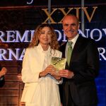 La escritora recibe el premio de manos de Antonio Muñoz delegado de cultura del Ayuntamiento de Sevilla. Foto: Manuel Olmedo