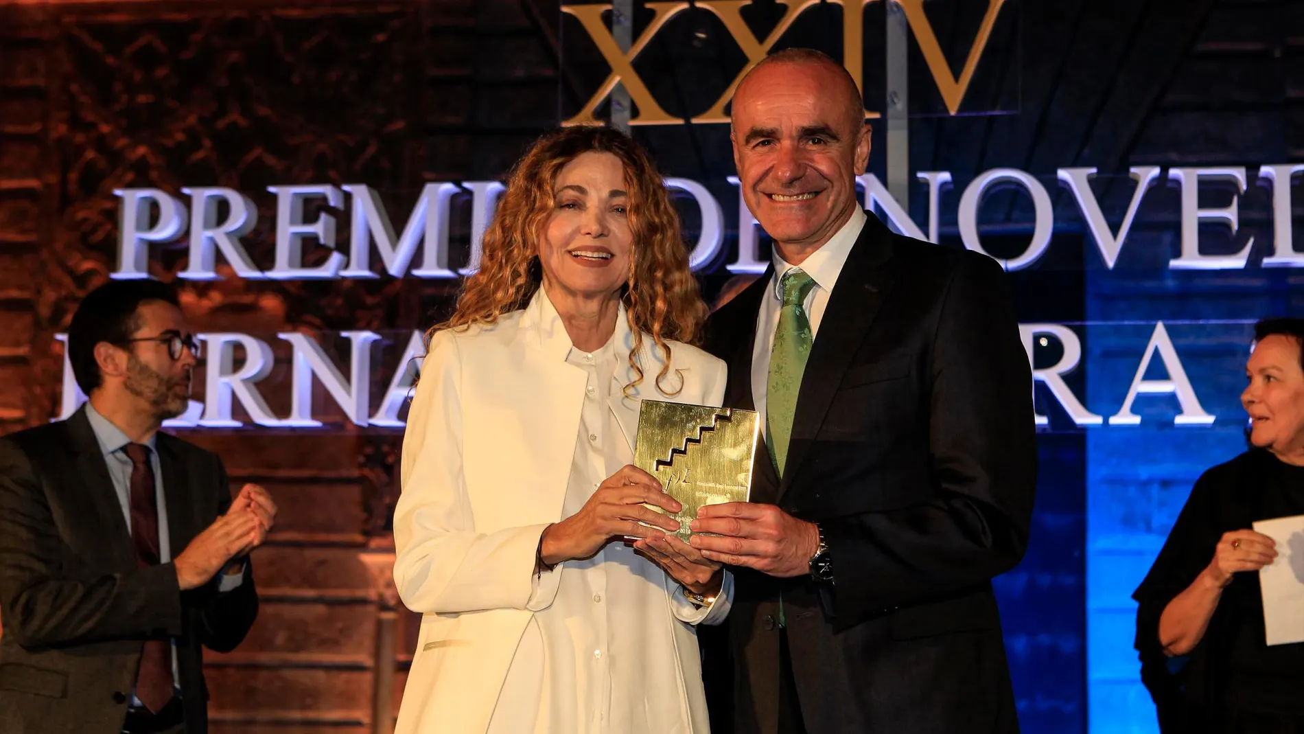 La escritora recibe el premio de manos de Antonio Muñoz delegado de cultura del Ayuntamiento de Sevilla. Foto: Manuel Olmedo
