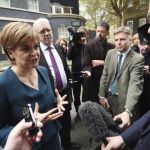 La ministra principal de Escocia, la nacionalista Nicola Sturgeon (i), comparece ante la prensa a su salida del 10 de Downing Street