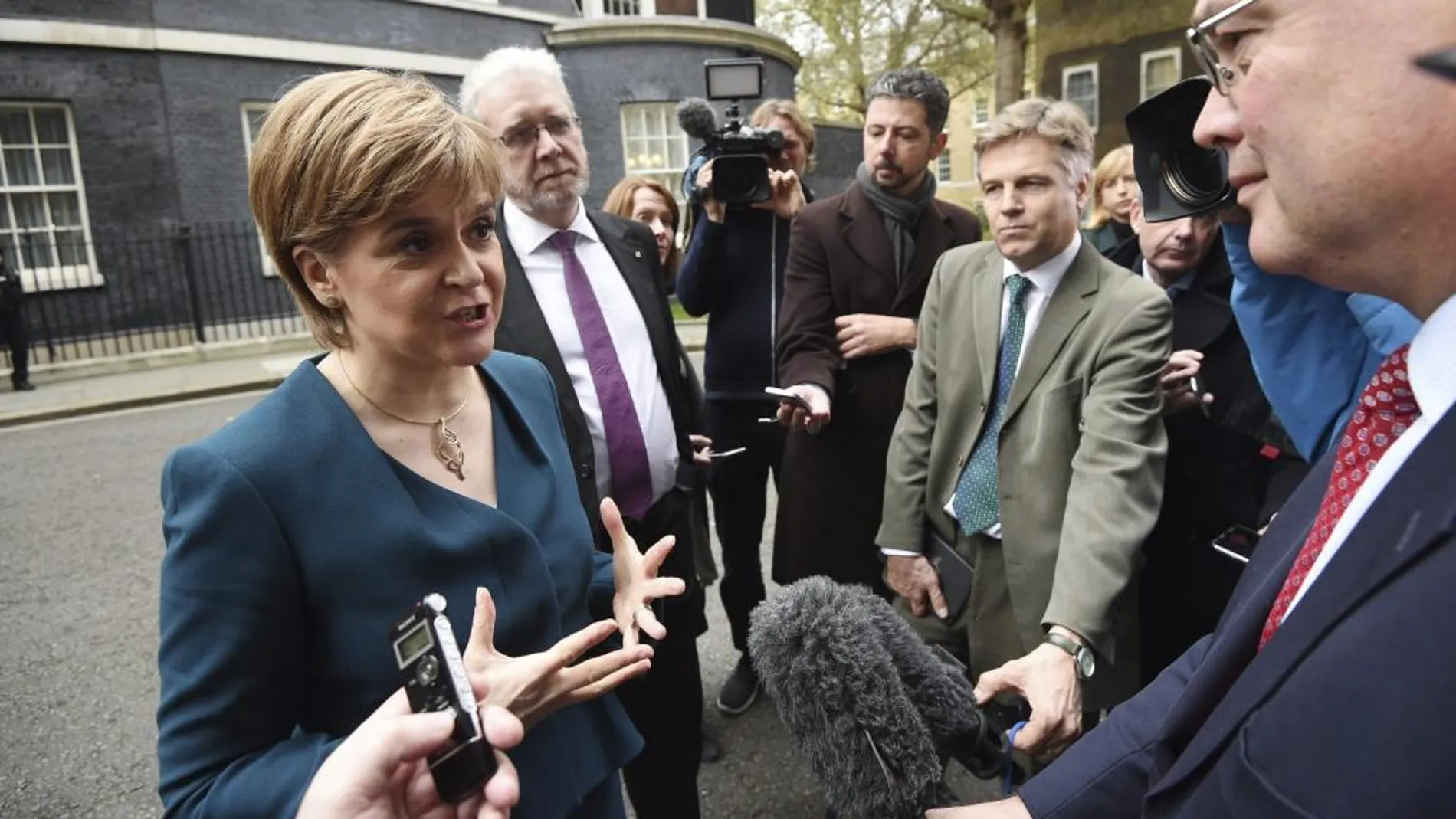 La ministra principal de Escocia, la nacionalista Nicola Sturgeon (i), comparece ante la prensa a su salida del 10 de Downing Street