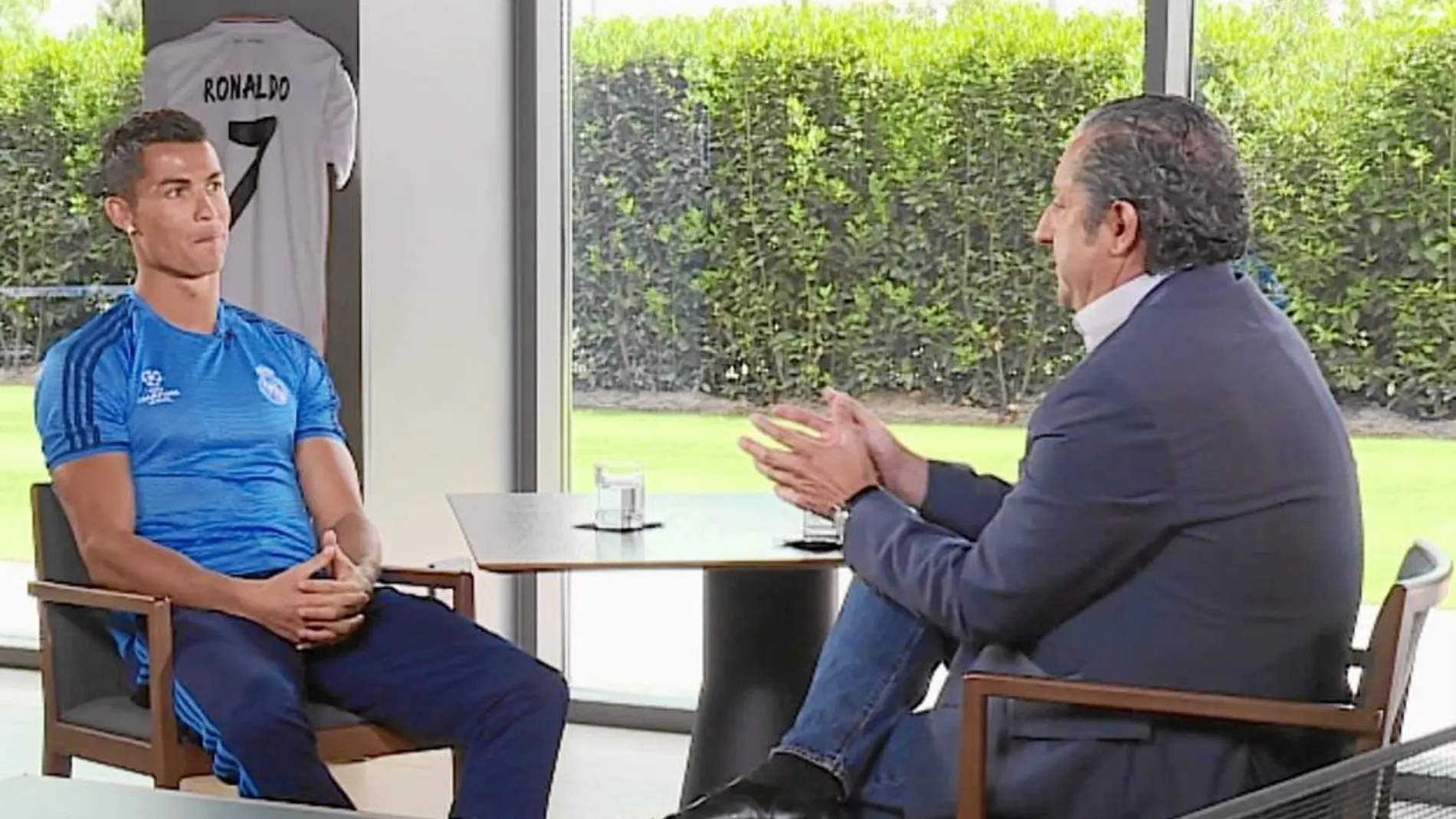 Cristiano Ronaldo y Josep Pedrerol, en un momento de la entrevista que el luso concedió a «El Chiringuito»