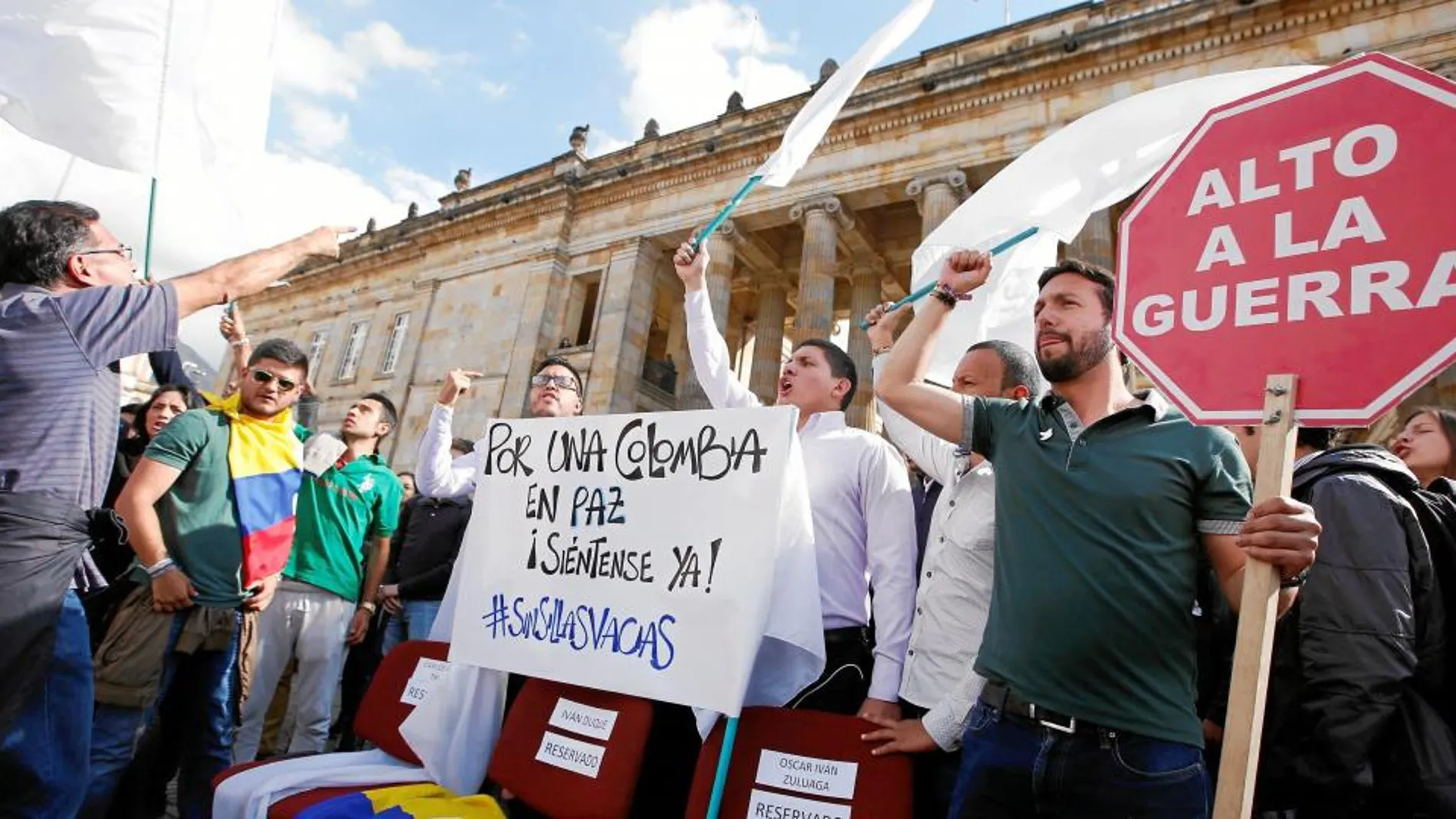 Un grupo de universitarios pide que se retome el acuerdo de paz en una manifestación convocada frente al Congreso, en Bogotá