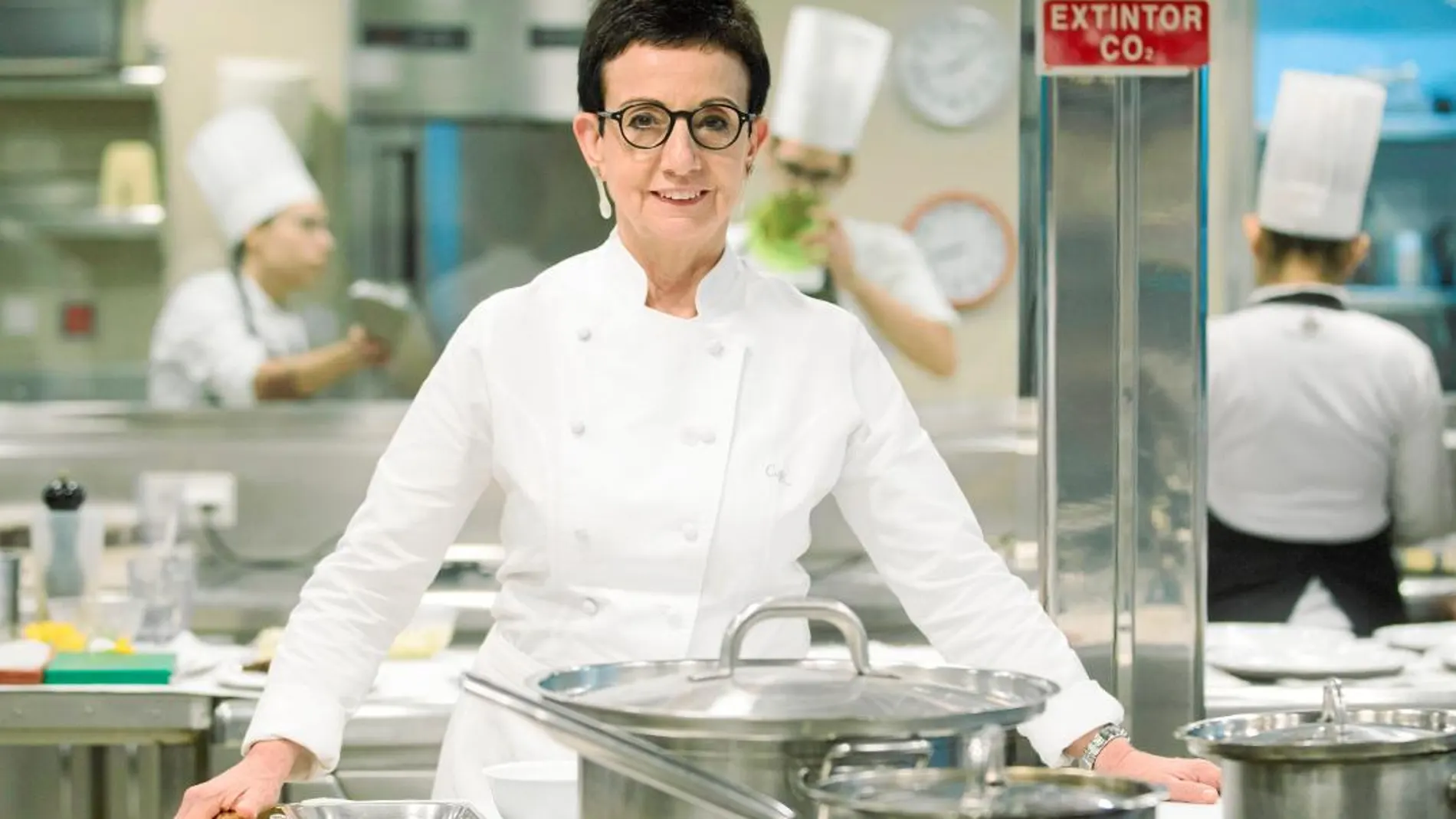 Carme Ruscalleda detrás de los fogones del restaurante «Sant Pau» cuyo talento convirtió en tres estrellas Michelin