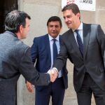 Ibáñez saluda a Juan Pablo Martín en presencia de Carlos García