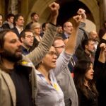 El diputado de la CUP Carles Riera (d) y los demás miembros de la formación cantan "Els Segadors", puño en alto, al finalizar el pleno de constitución de la XII legislatura/Efe/Quique García