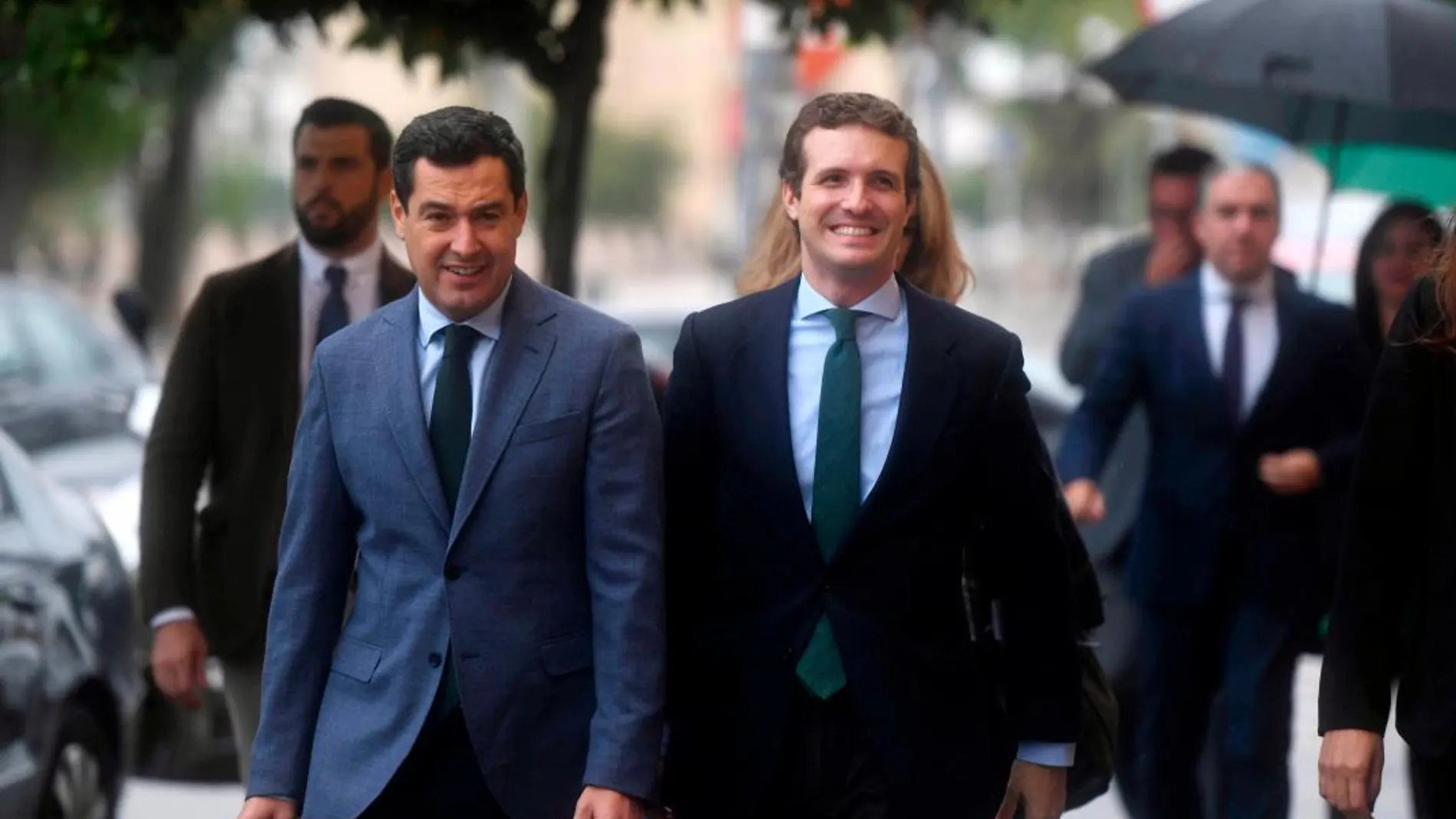 El presidente del PP, Pablo Casado, junto al andaluz, Juanma Moreno, a su llegada al acto «En Andalucía empieza Europa», organizado por el PP Europeo y el PP andaluz, en Córdoba / Efe