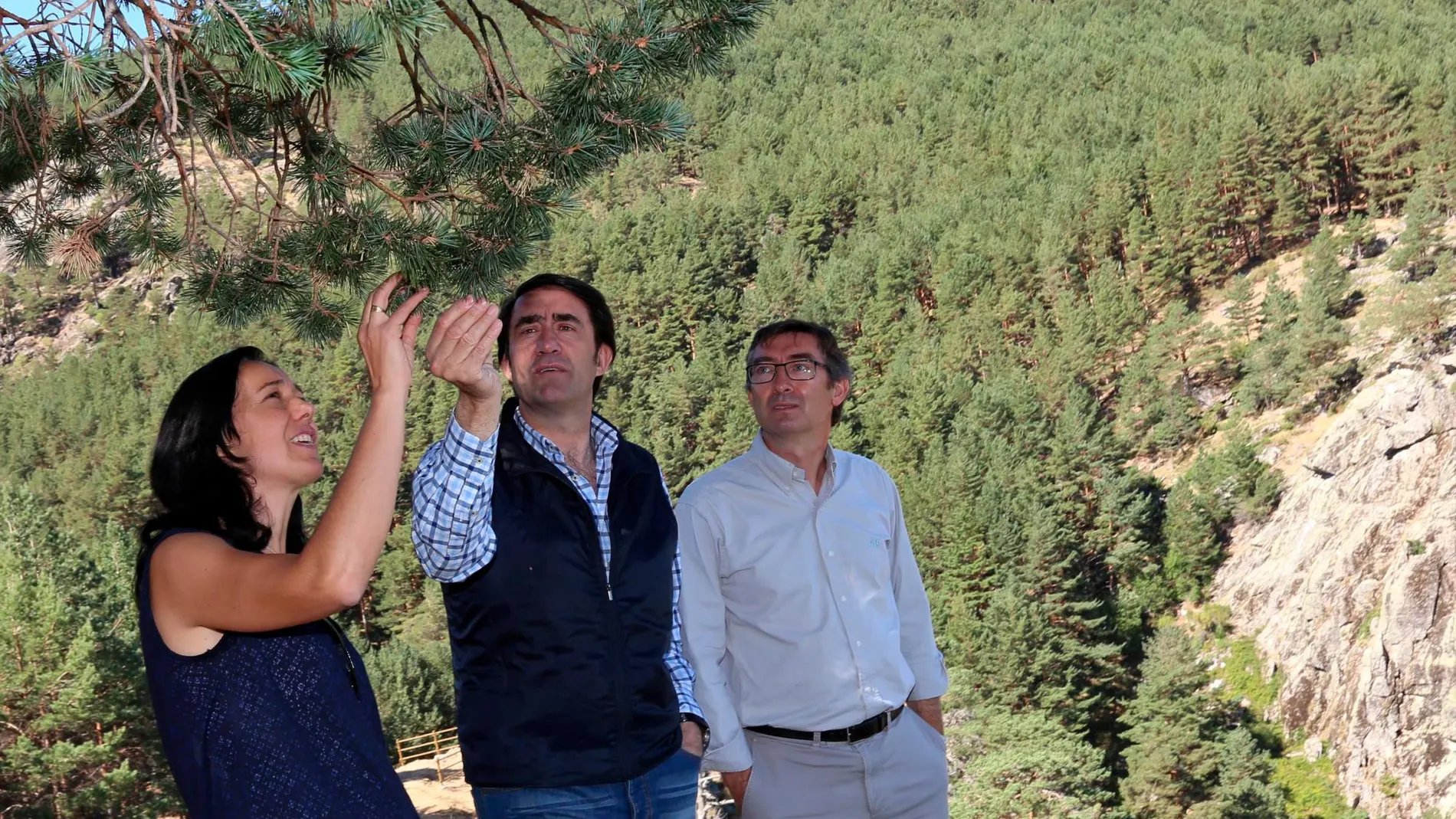 El consejero de Fomento y Medio Ambiente, Juan Carlos Suárez-Quiñones, y el director del Medio Natural, José Ángel Arranz, visitan Parque Nacional de Guadarrama