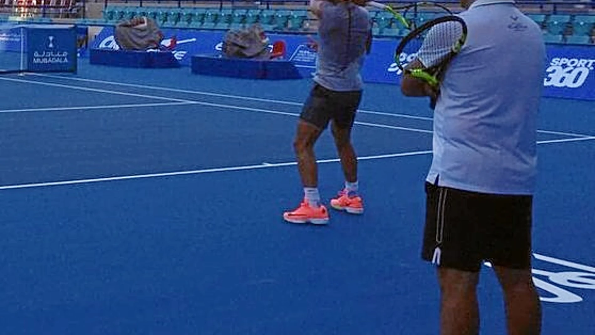 Rafa, vigilado por Toni Nadal, entrenándose en las pistas de Brisbane