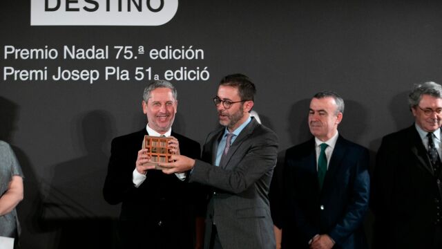 El autor recoge el premio. Foto: Miquel González/ Shooting