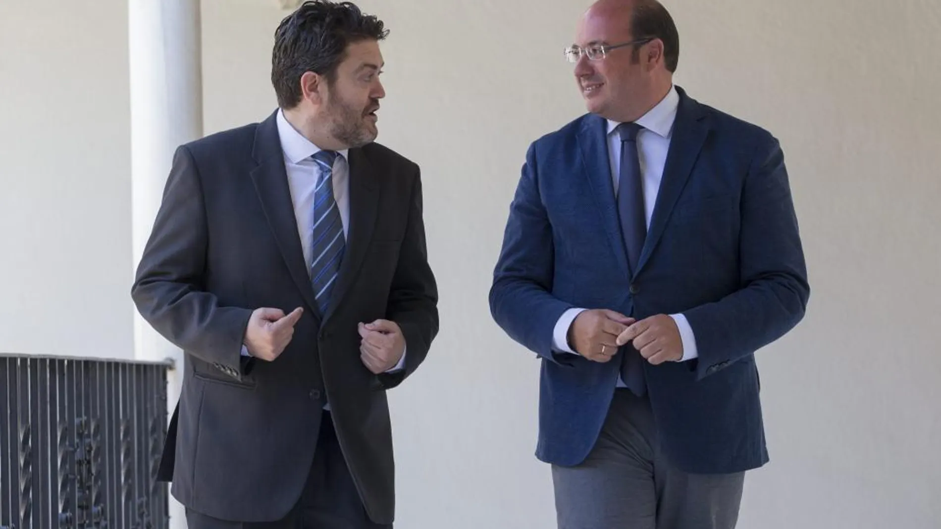 El presidente de la Región, Pedro Antonio Sánchez, con el portavoz de C’s, Miguel Sánchez, ayer en San Esteban