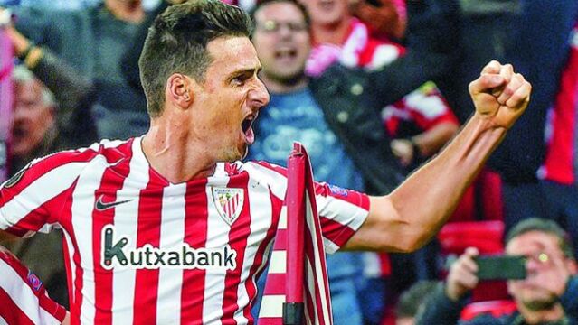 Aduriz celebra uno de los cinco goles que consiguió ayer