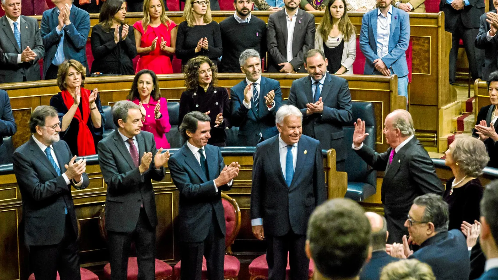El Congreso de los Diputados se vuelca en una ovación a los Reyes Eméritos durante los actos por la Constitución, excepto la bancada de Podemos