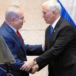 El primer ministro Netanyahu saluda Mike Pence antes de su discurso en el parlamento israelí, ayer