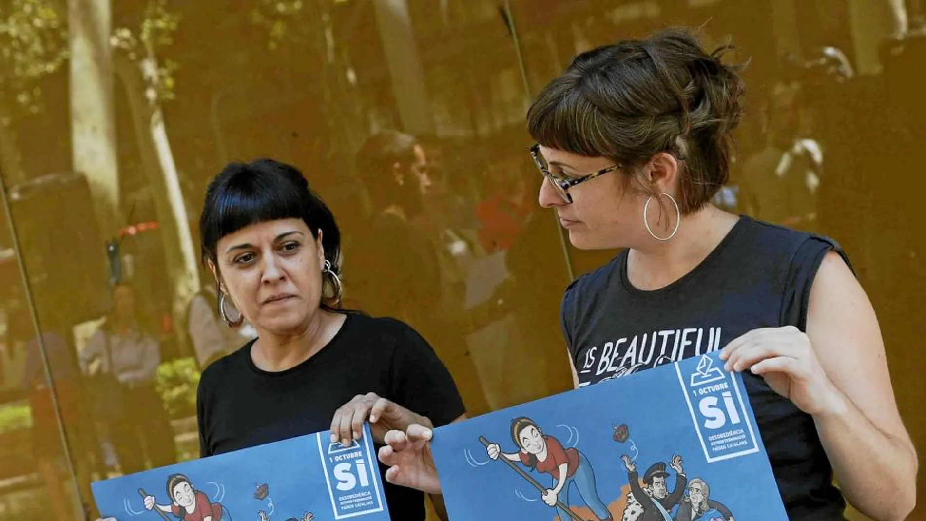 Las diputadas de la CUP Anna Gabriel y Mireia Vehí, ayer, en la presentación de su campaña para el 1-O