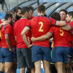 El seleccionador de España, José Ignacio Inchausti (atrás), habla con sus jugadores tras perder ante Australia durante el partido de rugby 7