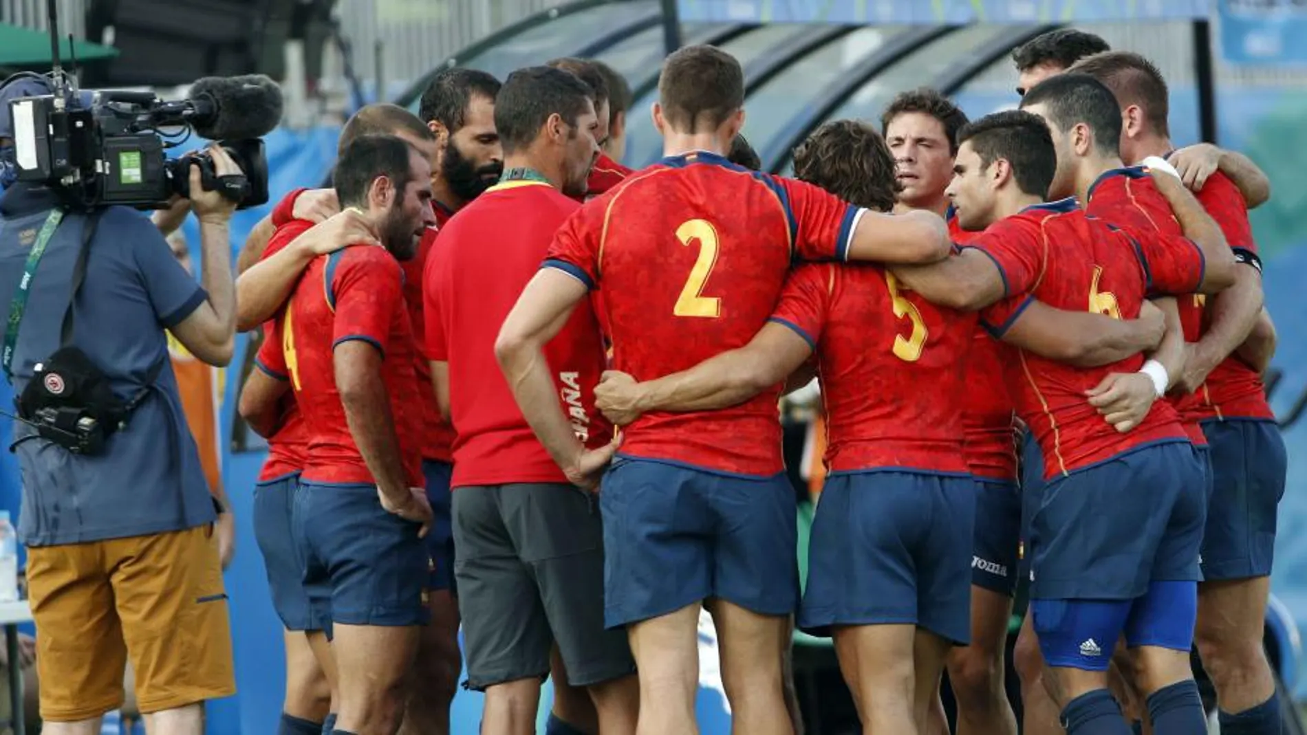 El seleccionador de España, José Ignacio Inchausti (atrás), habla con sus jugadores tras perder ante Australia durante el partido de rugby 7