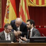 El presidente del Parlament, Roger Torrent (d), junto al vicepresidente primero Josep Costa (i), y el letrado Xavier Muro.