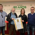 Arancha Casado, de la ONCE, junto a Óscar Domínguez, coordinador del concurso, y Daniel Carrascal, ilustrador del cartel del certamen, entre otros