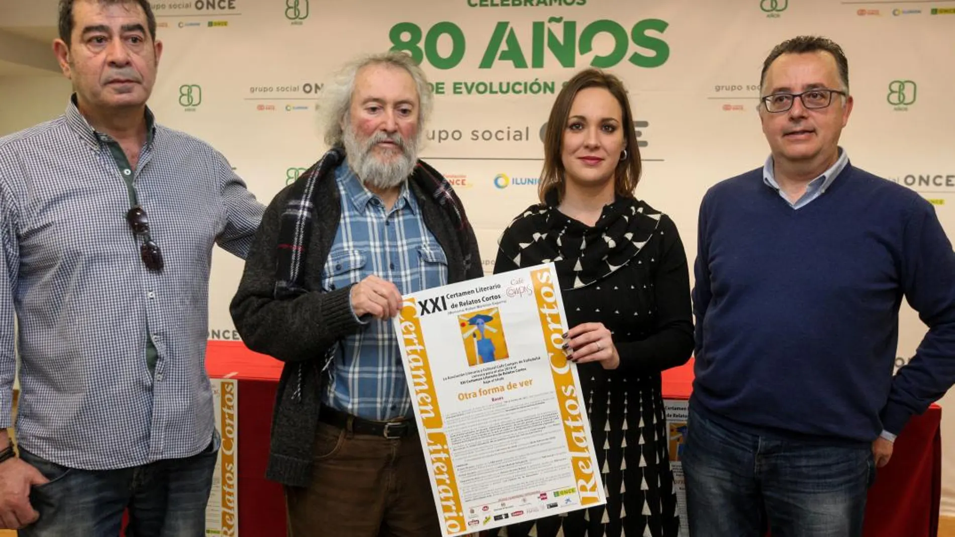 Arancha Casado, de la ONCE, junto a Óscar Domínguez, coordinador del concurso, y Daniel Carrascal, ilustrador del cartel del certamen, entre otros