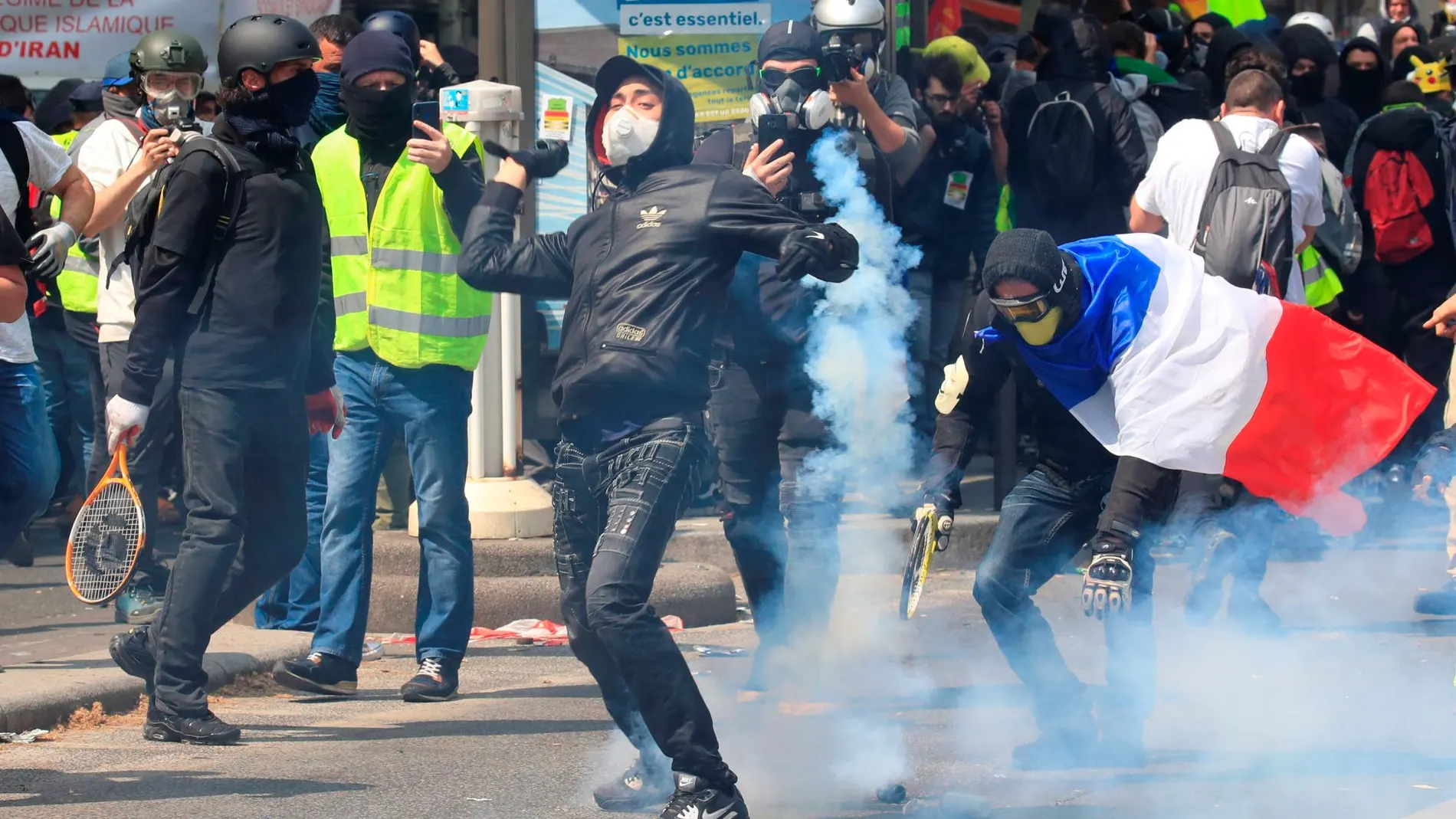 Enfrentamiento entre miembros de los conocidos como "black blocks"y agentes antidisturbios que hicieron cargas y lanzaron gases lacrimógenos