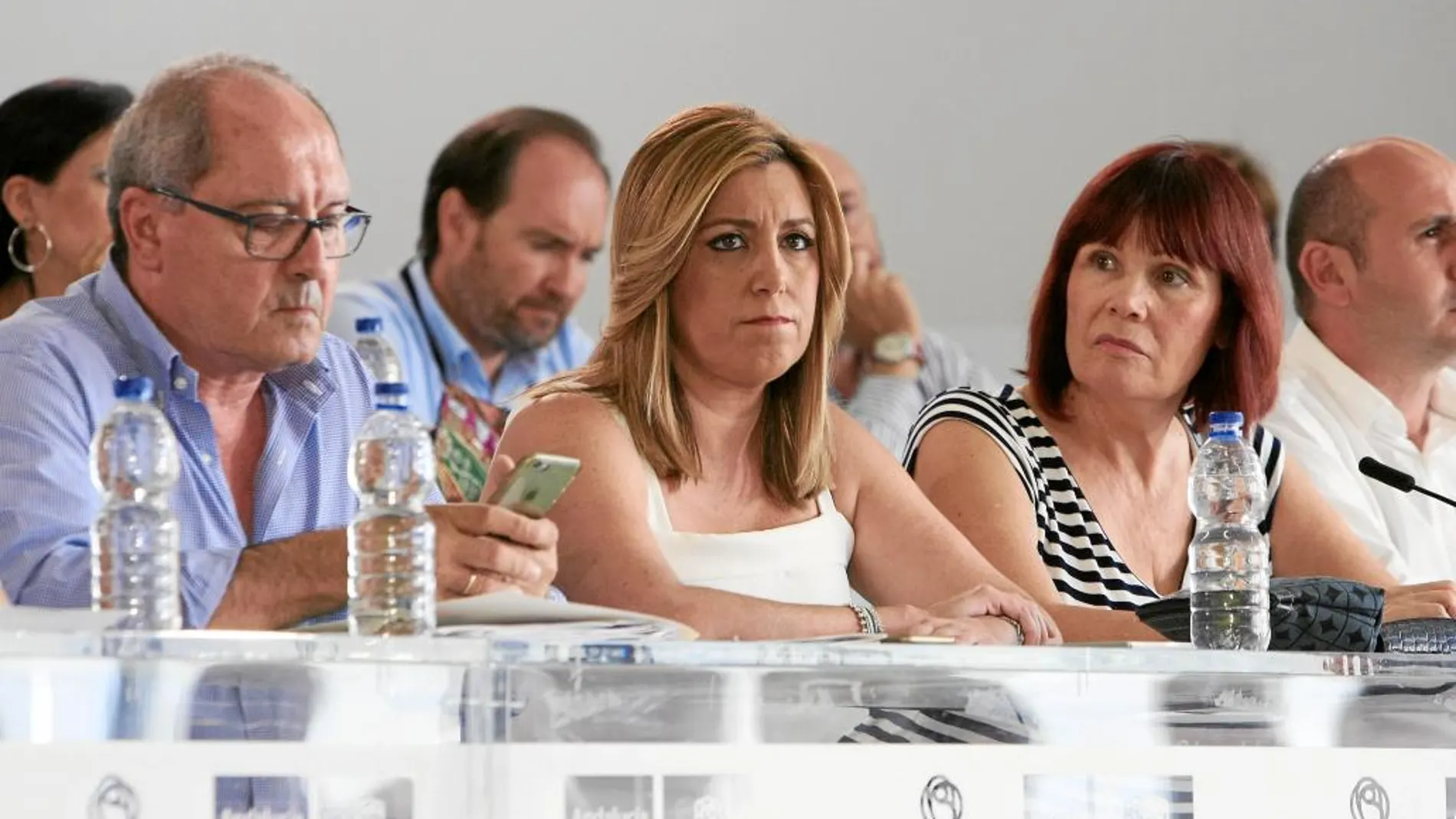 Susana Díaz, flanqueada por Juan Cornejo y Micaela Navarro en el Comité Director del PSOE andaluz