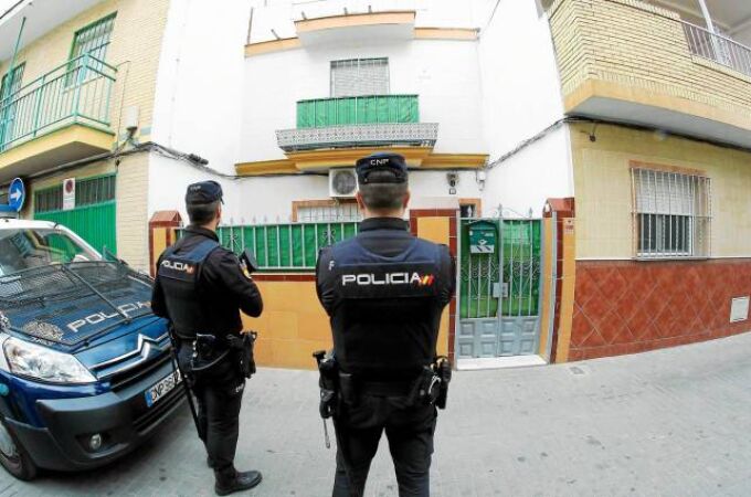 Efectivos de la Policía Nacional registraron el domicilio en Sevilla del yihadista arrestado el Marruecos / Foto: Manuel Olmedo
