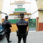 Efectivos de la Policía Nacional registraron el domicilio en Sevilla del yihadista arrestado el Marruecos / Foto: Manuel Olmedo