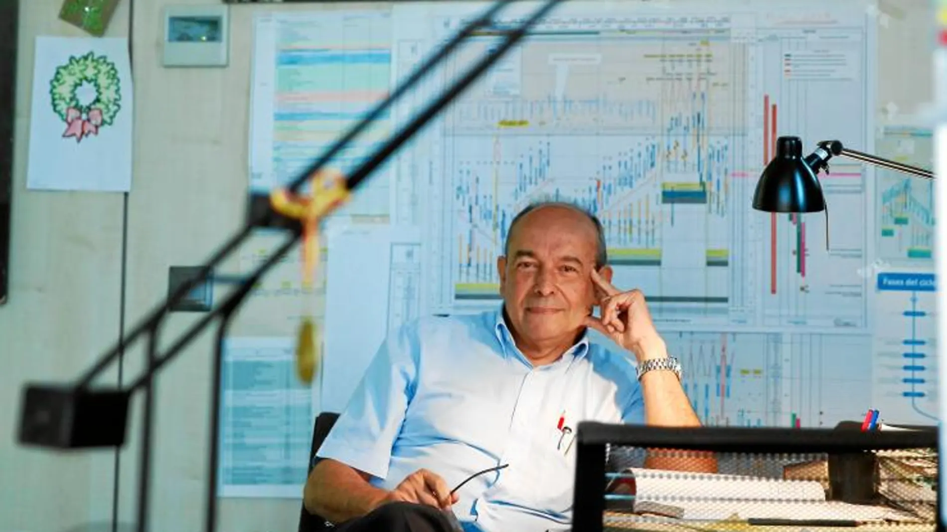 Juan Navarro trabaja, desde hace 54 años, en la empresa de transportes. Es el más antiguo de la plantilla/JAVIER FDEZ.-LARGO