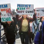 Estudiantes del Round Lake High School participan en el paro realizado a nivel nacional para protestar contra la violencia por armas de fuego