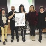 La concejal de Cultura, Ana Redondo, posa con varios jóvenes creadores