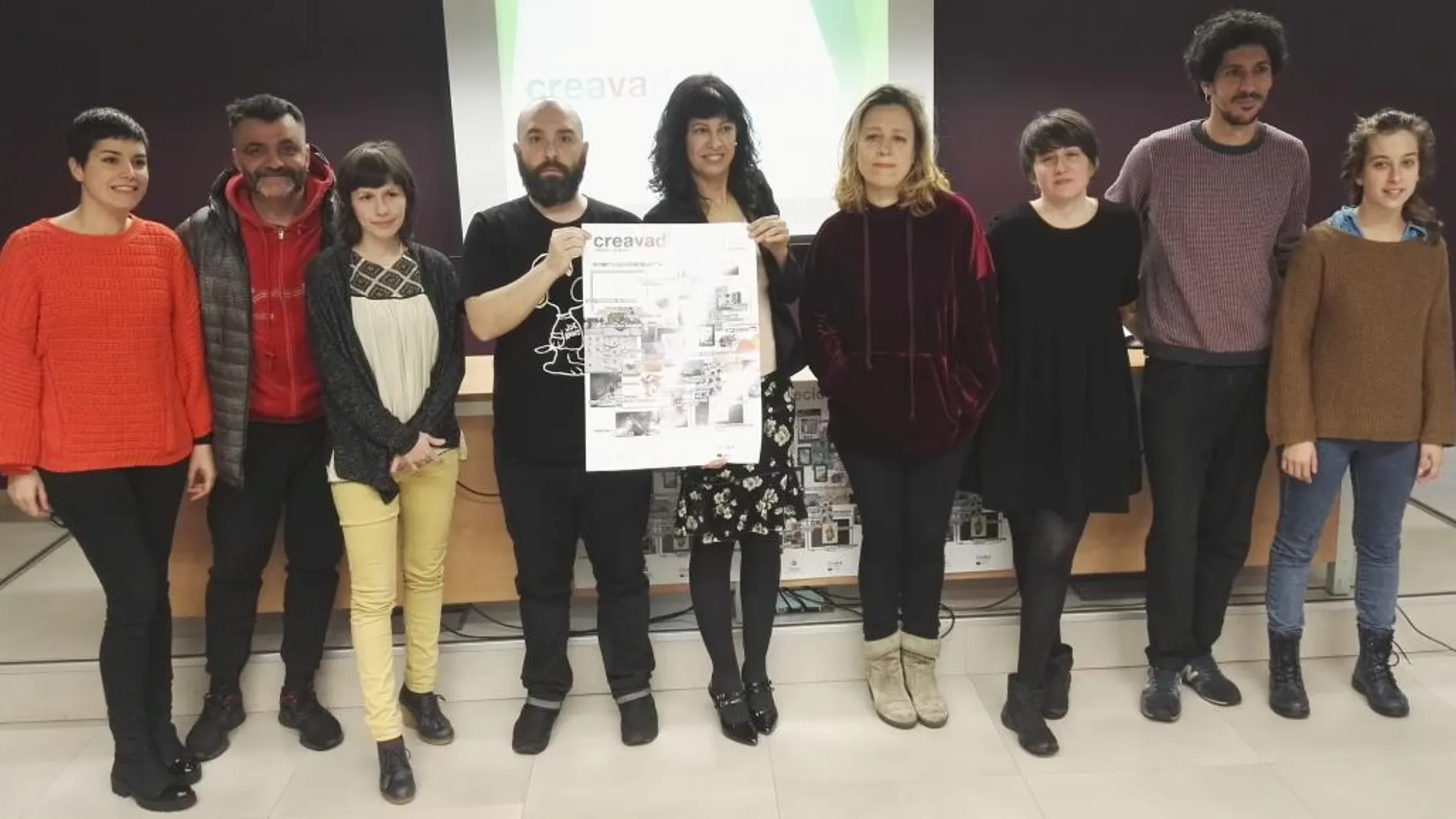 La concejal de Cultura, Ana Redondo, posa con varios jóvenes creadores