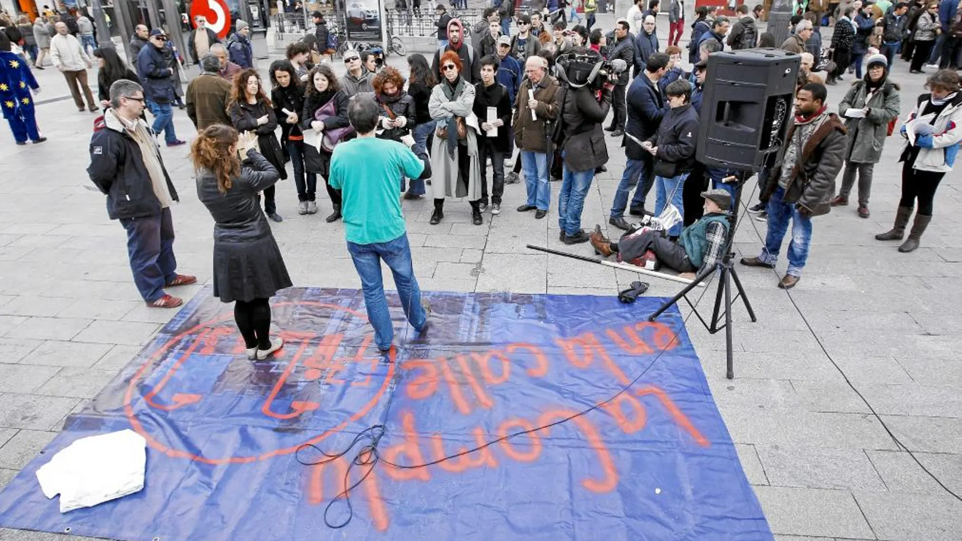 Las protestas universitarias contra los recortes salieron ayer a la calle, como la de la imagen, de la Complutense