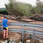 Vista de un tramo de la carretera C-12 entre Amosta y Tortosa afectado por los efectos del temporal sufrido en la zona. / Foto: Efe