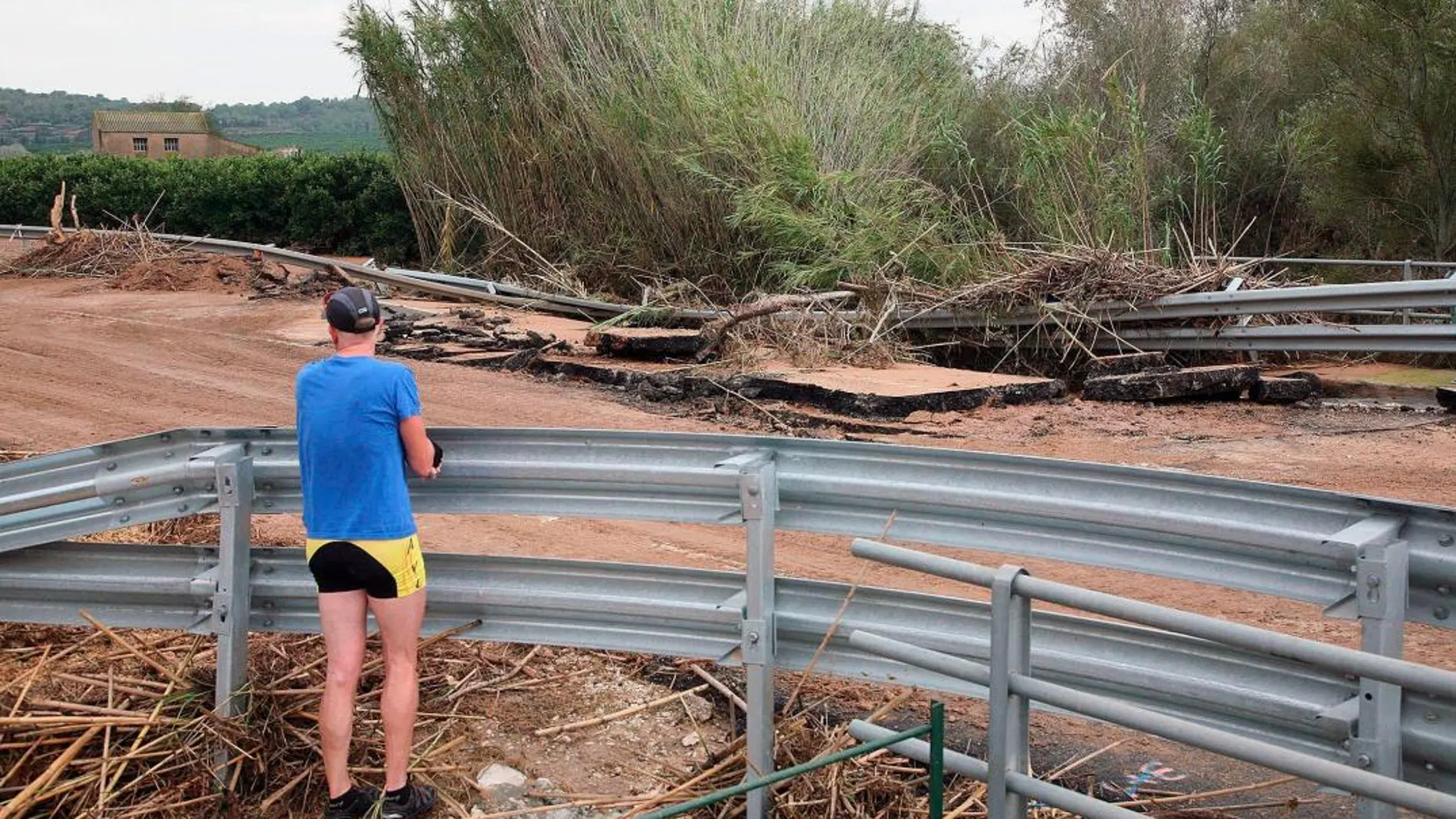 Vista de un tramo de la carretera C-12 entre Amosta y Tortosa afectado por los efectos del temporal sufrido en la zona. / Foto: Efe